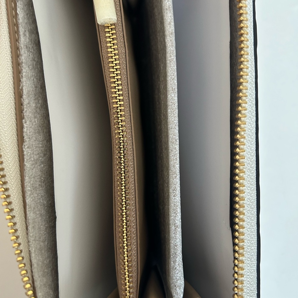 NWOT Coach Accordion Zip Around Wallet in Signature Leather Gold/Chalk - Picture 3 of 4